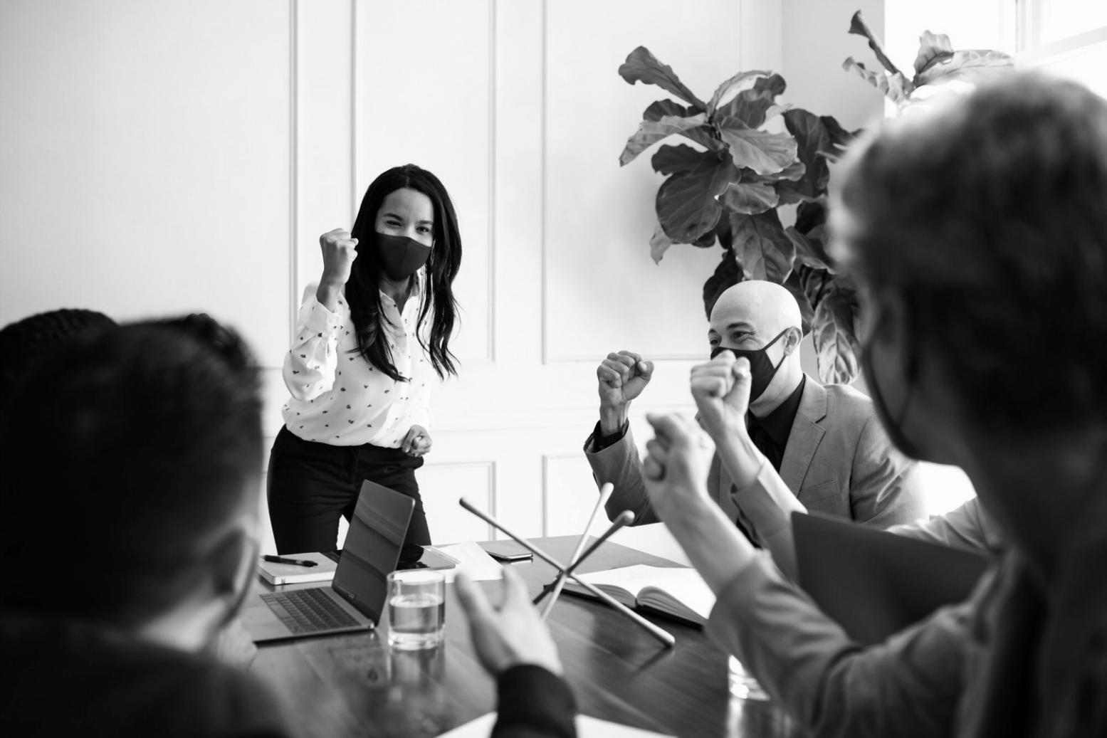 Environnement professionnel d'analyse financière avec graphiques et données
